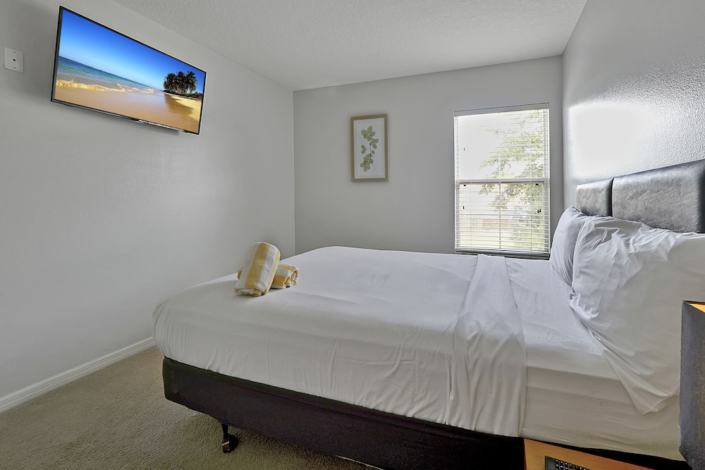 Vacation Townhomes by IDILIQ at Encantada Resort — Hotel rooms in Kissimmee, Florida