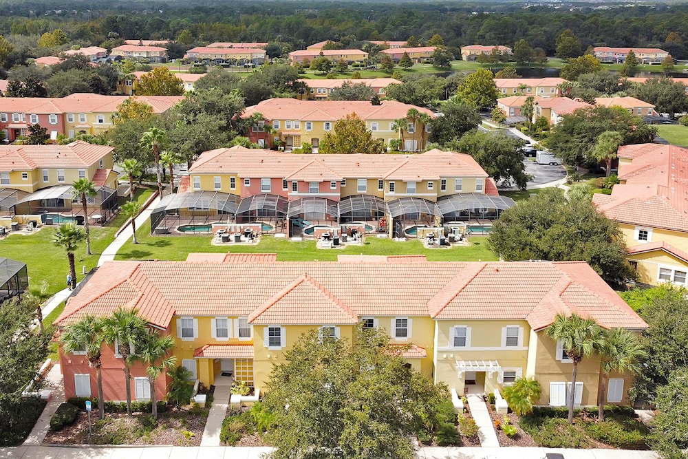 Vacation Townhomes by IDILIQ at Encantada Resort — Hotel building in Kissimmee, Florida