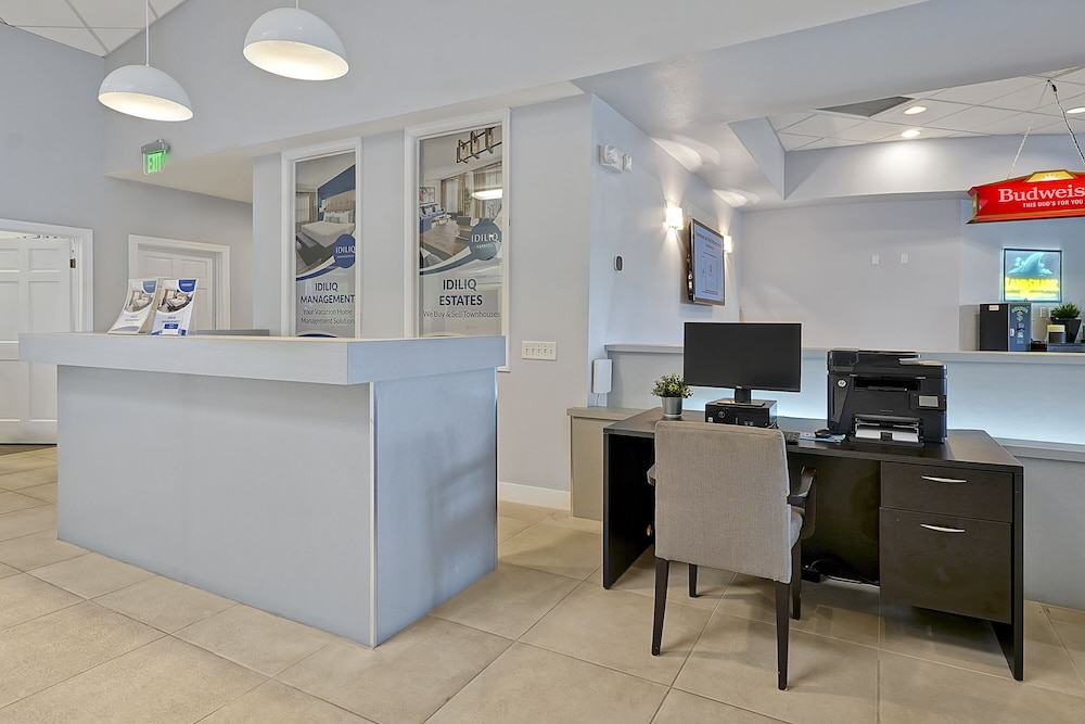 Vacation Townhomes by IDILIQ at Encantada Resort — Hotel building in Kissimmee, Florida