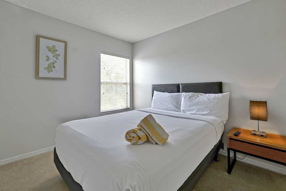 Vacation Townhomes by IDILIQ at Encantada Resort — Hotel rooms in Kissimmee, Florida