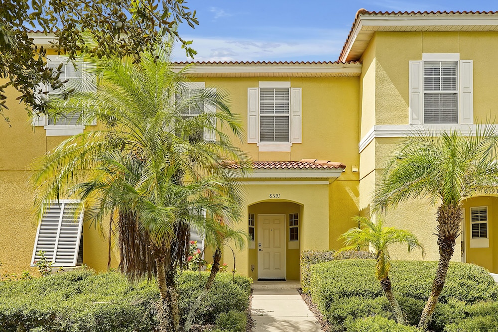 Vacation Townhomes by IDILIQ at Encantada Resort — Hotel building in Kissimmee, Florida