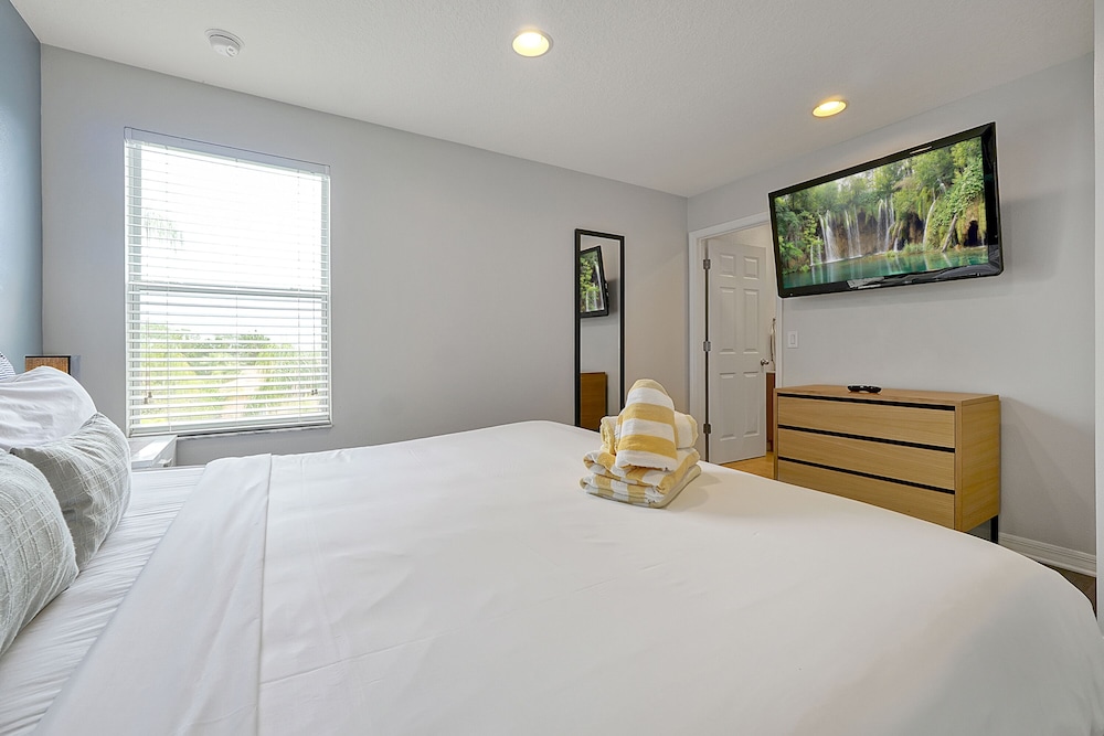 Vacation Townhomes by IDILIQ at Encantada Resort — Hotel rooms in Kissimmee, Florida
