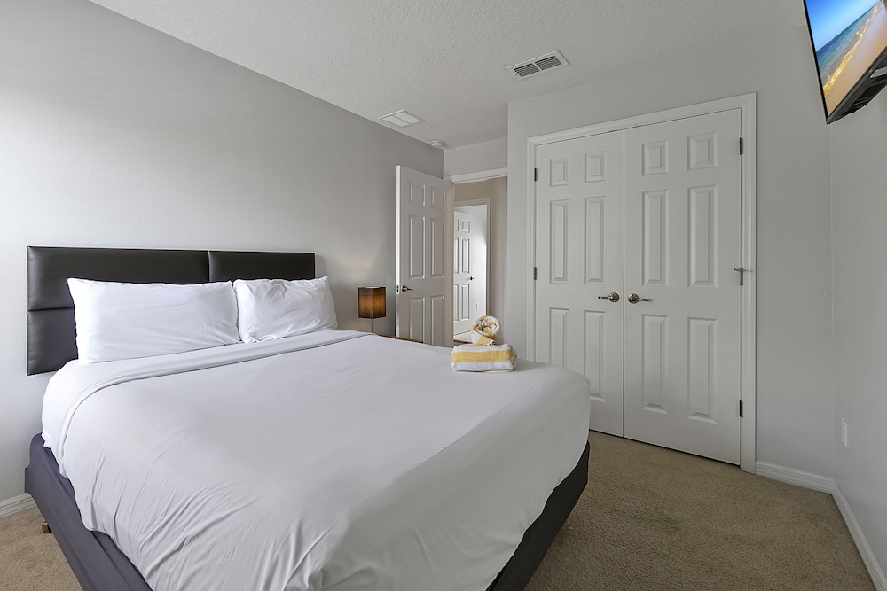 Vacation Townhomes by IDILIQ at Encantada Resort — Hotel rooms in Kissimmee, Florida