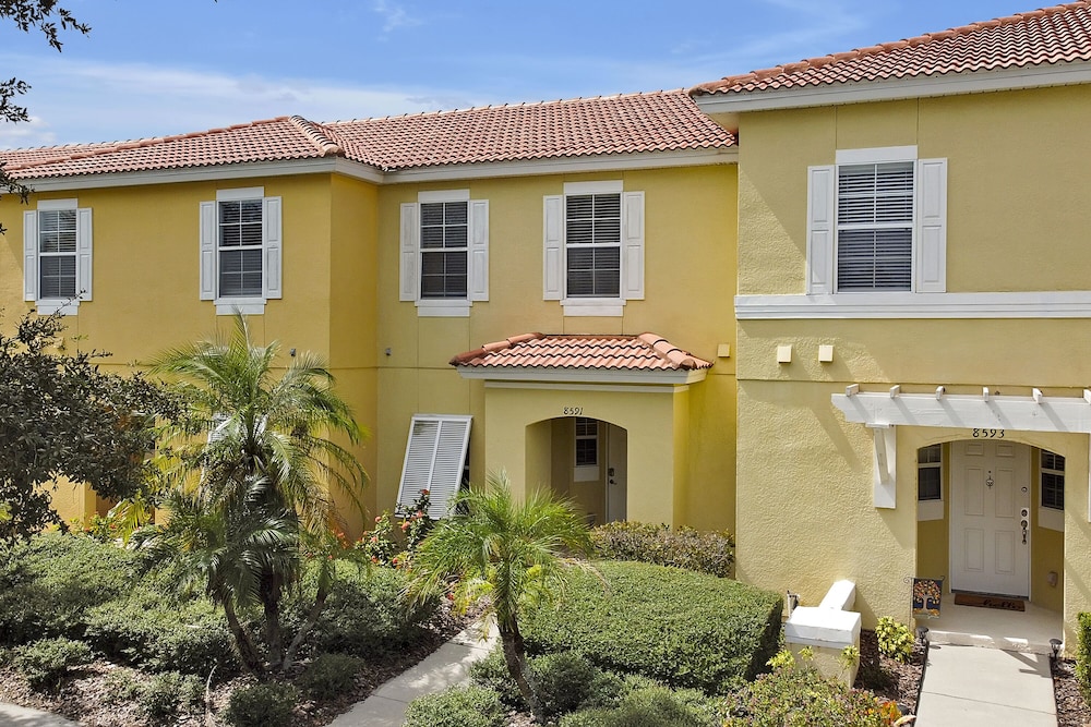 Vacation Townhomes by IDILIQ at Encantada Resort — Hotel building in Kissimmee, Florida