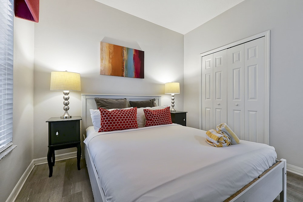 Vacation Townhomes by IDILIQ at Encantada Resort — Hotel rooms in Kissimmee, Florida