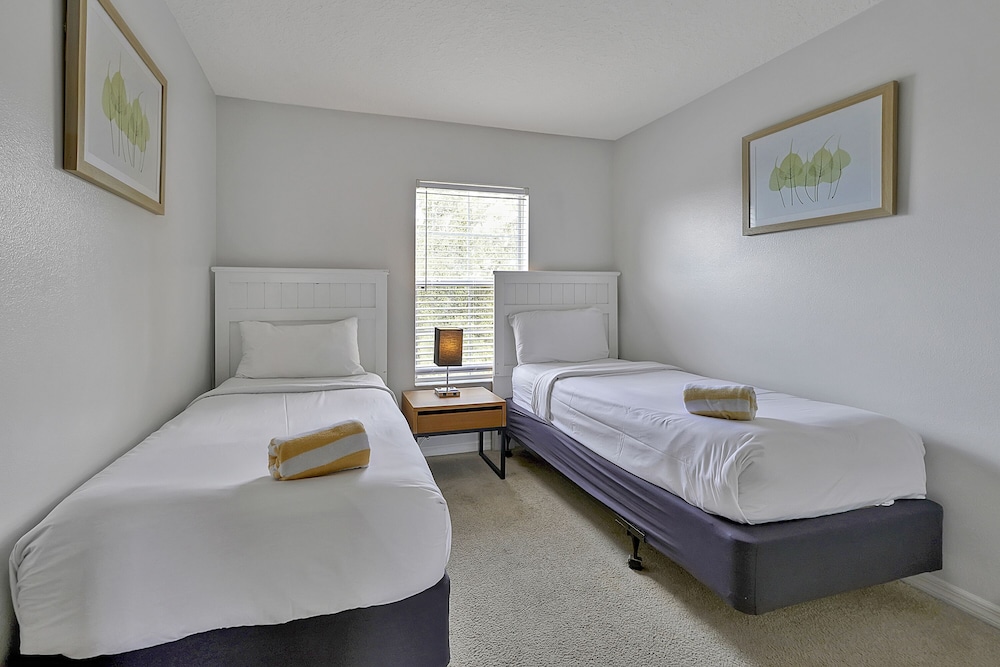 Vacation Townhomes by IDILIQ at Encantada Resort — Hotel rooms in Kissimmee, Florida