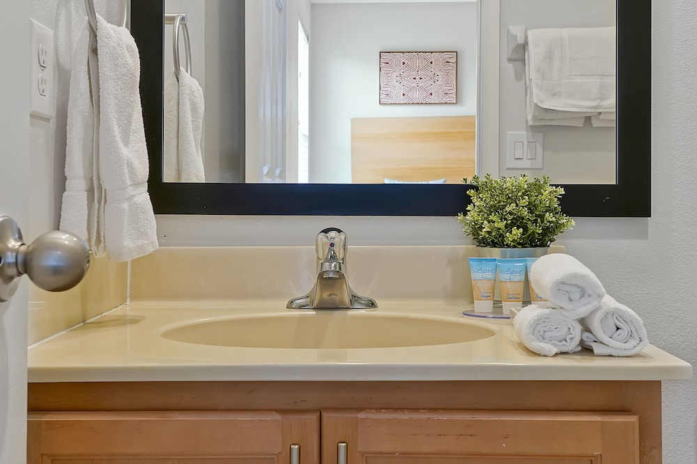 Vacation Townhomes by IDILIQ at Encantada Resort — Hotel rooms in Kissimmee, Florida