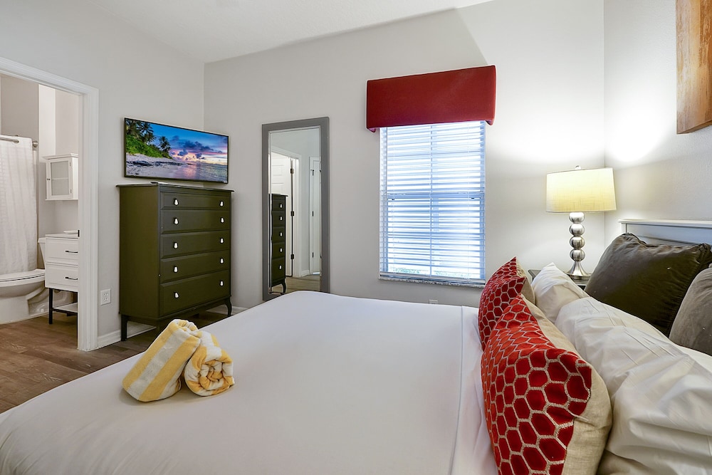 Vacation Townhomes by IDILIQ at Encantada Resort — Hotel rooms in Kissimmee, Florida