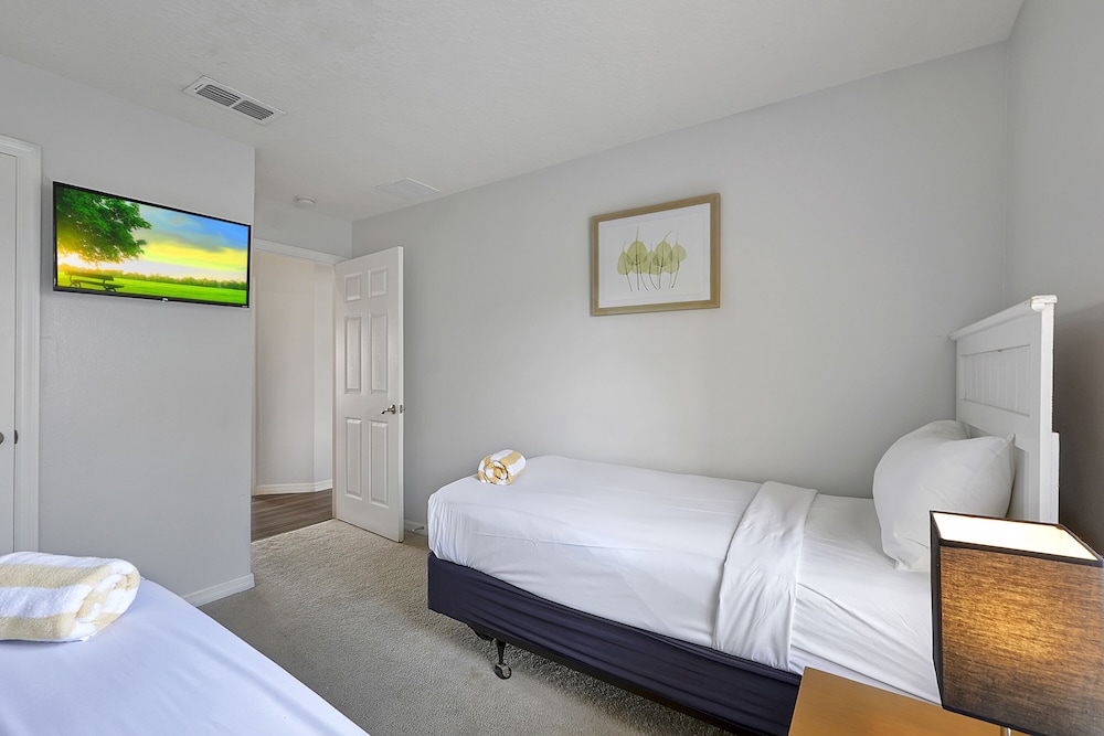 Vacation Townhomes by IDILIQ at Encantada Resort — Hotel rooms in Kissimmee, Florida