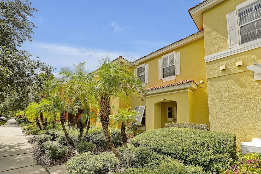 Vacation Townhomes by IDILIQ at Encantada Resort — Hotel building in Kissimmee, Florida