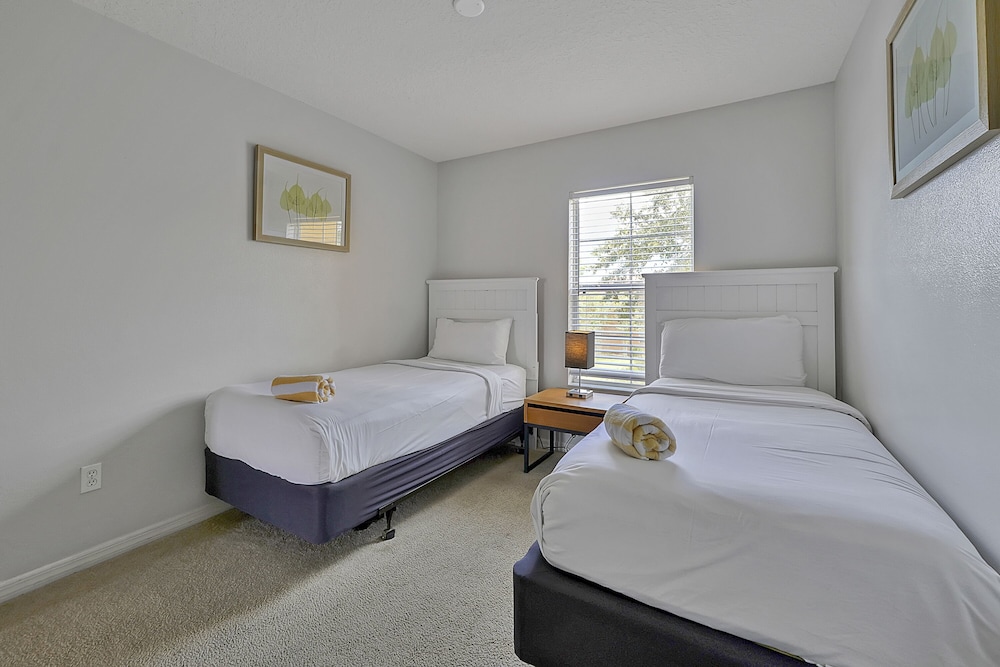 Vacation Townhomes by IDILIQ at Encantada Resort — Hotel rooms in Kissimmee, Florida
