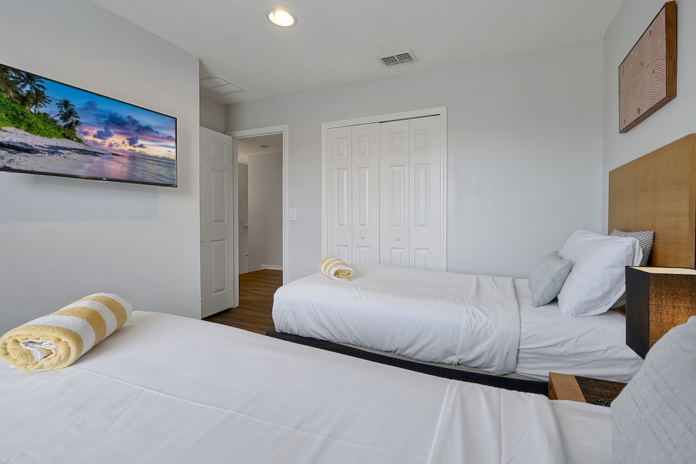 Vacation Townhomes by IDILIQ at Encantada Resort — Hotel rooms in Kissimmee, Florida