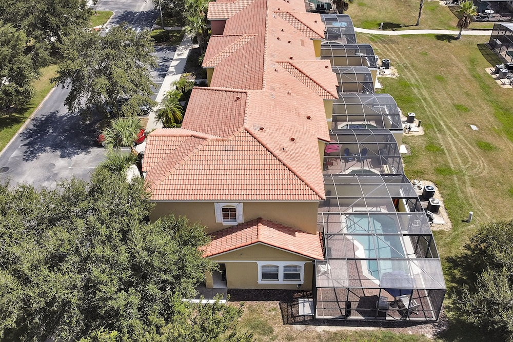 Vacation Townhomes by IDILIQ at Encantada Resort — Hotel building in Kissimmee, Florida