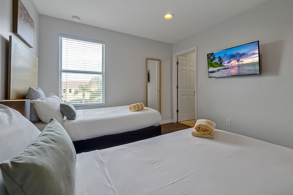Vacation Townhomes by IDILIQ at Encantada Resort — Hotel rooms in Kissimmee, Florida