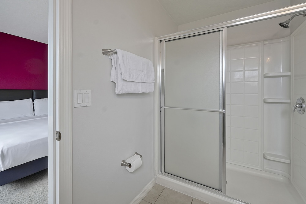 Vacation Townhomes by IDILIQ at Encantada Resort — Hotel rooms in Kissimmee, Florida