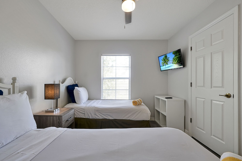 Vacation Townhomes by IDILIQ at Encantada Resort — Hotel rooms in Kissimmee, Florida