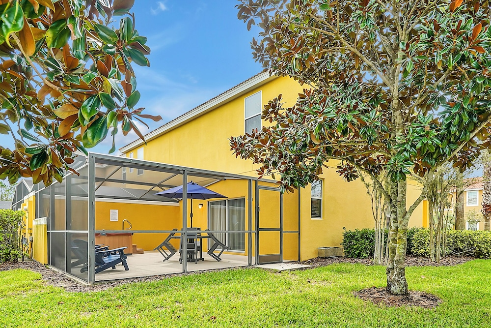 Vacation Townhomes by IDILIQ at Encantada Resort — Hotel building in Kissimmee, Florida