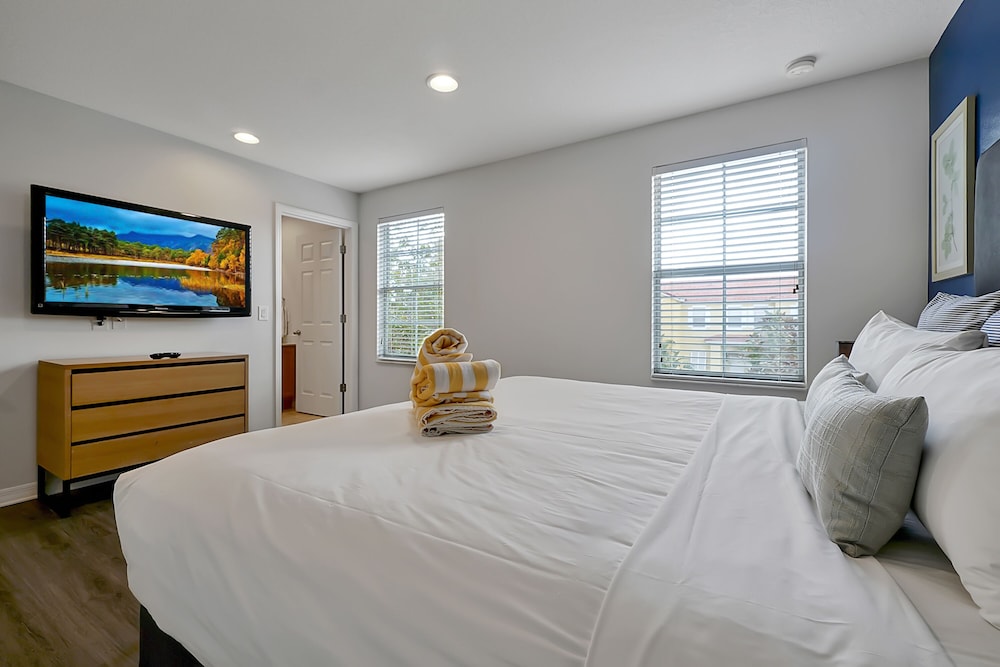 Vacation Townhomes by IDILIQ at Encantada Resort — Hotel rooms in Kissimmee, Florida