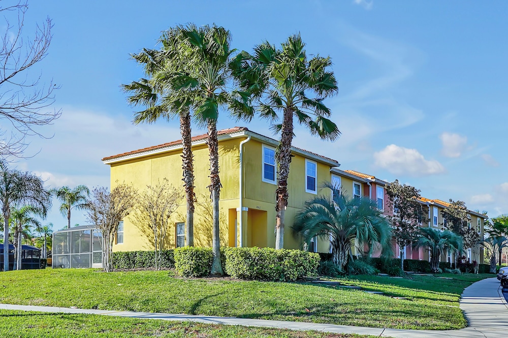 Vacation Townhomes by IDILIQ at Encantada Resort — Hotel building in Kissimmee, Florida