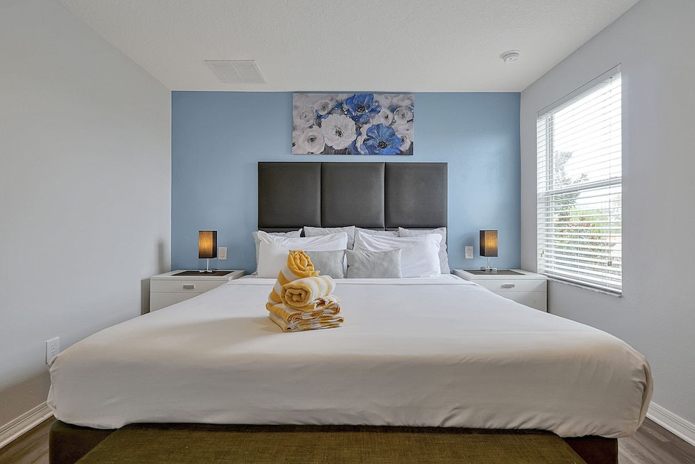 Vacation Townhomes by IDILIQ at Encantada Resort — Hotel rooms in Kissimmee, Florida