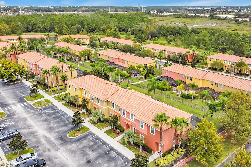 Vacation Townhomes by IDILIQ at Encantada Resort — Hotel building in Kissimmee, Florida