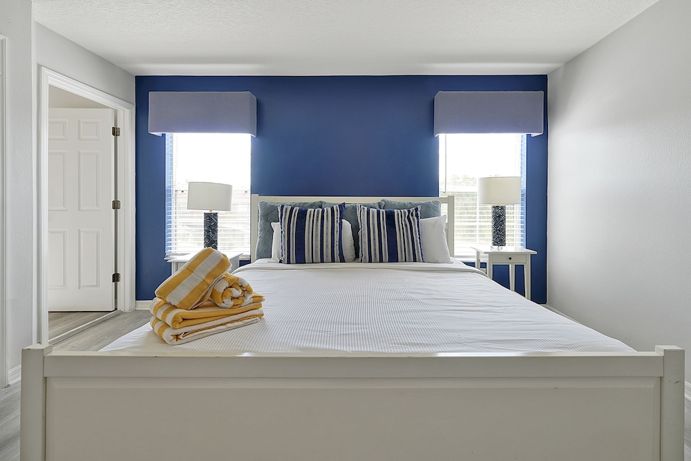Vacation Townhomes by IDILIQ at Encantada Resort — Hotel rooms in Kissimmee, Florida