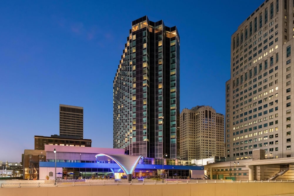 Fort Pontchartrain Detroit, a Wyndham Hotel — Hotel building in Detroit, Michigan