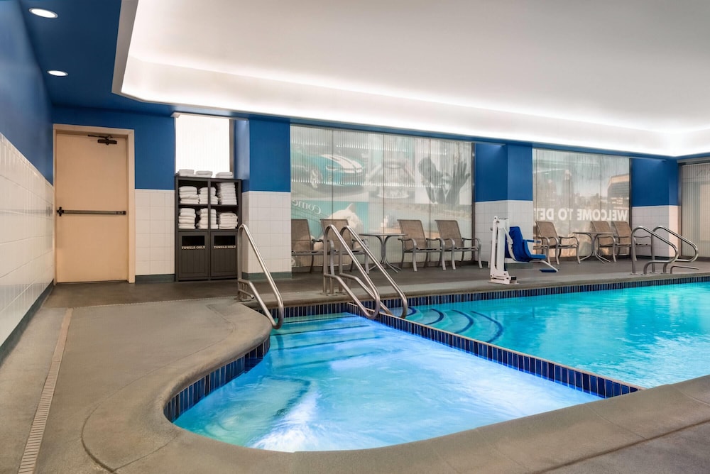 Fort Pontchartrain Detroit, a Wyndham Hotel — Swimming pool in Detroit, Michigan