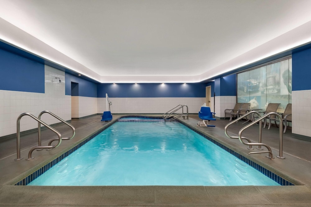 Fort Pontchartrain Detroit, a Wyndham Hotel — Swimming pool in Detroit, Michigan