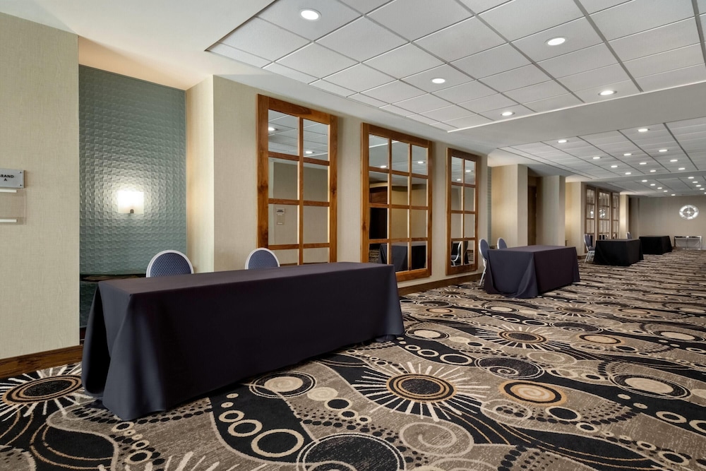 Fort Pontchartrain Detroit, a Wyndham Hotel — Hotel building in Detroit, Michigan