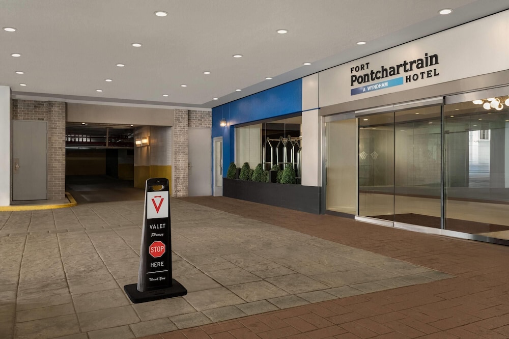 Fort Pontchartrain Detroit, a Wyndham Hotel — Hotel building in Detroit, Michigan