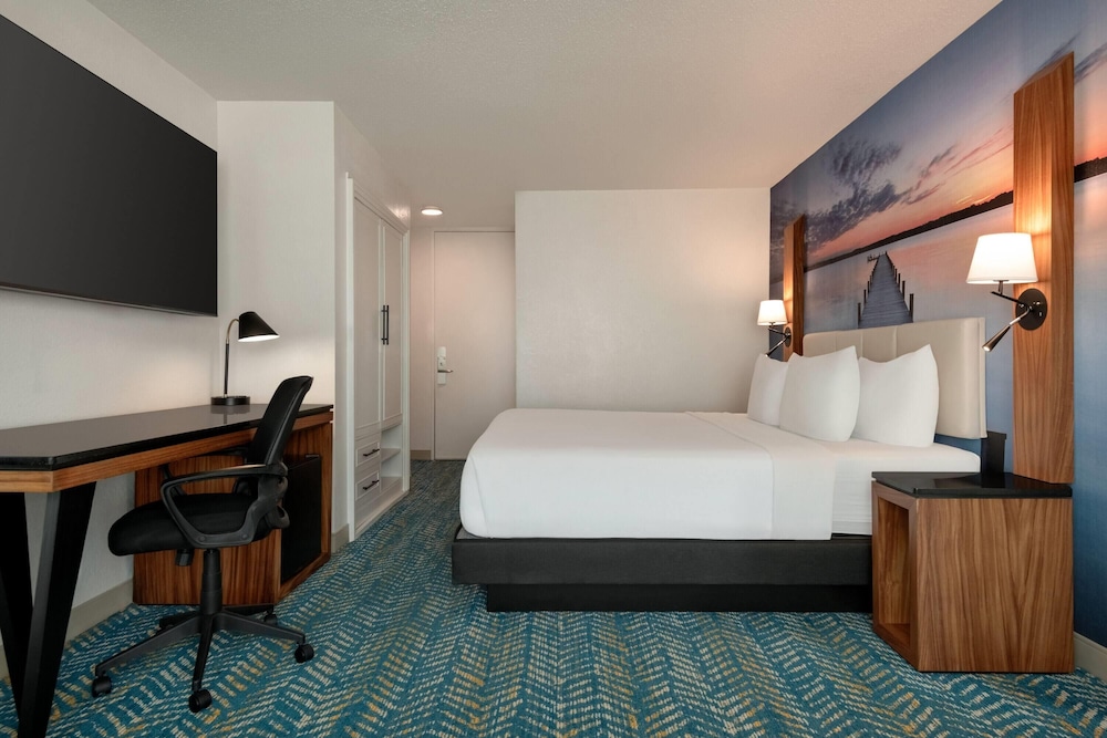 Fort Pontchartrain Detroit, a Wyndham Hotel — Hotel rooms in Detroit, Michigan