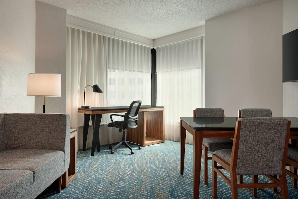 Fort Pontchartrain Detroit, a Wyndham Hotel — Hotel rooms in Detroit, Michigan