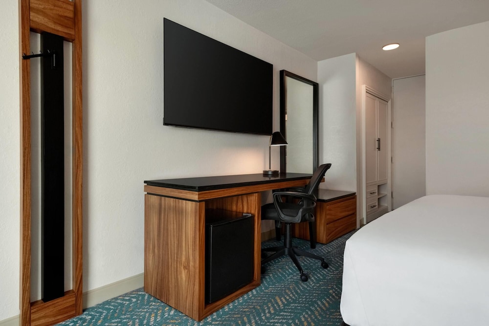 Fort Pontchartrain Detroit, a Wyndham Hotel — Hotel rooms in Detroit, Michigan