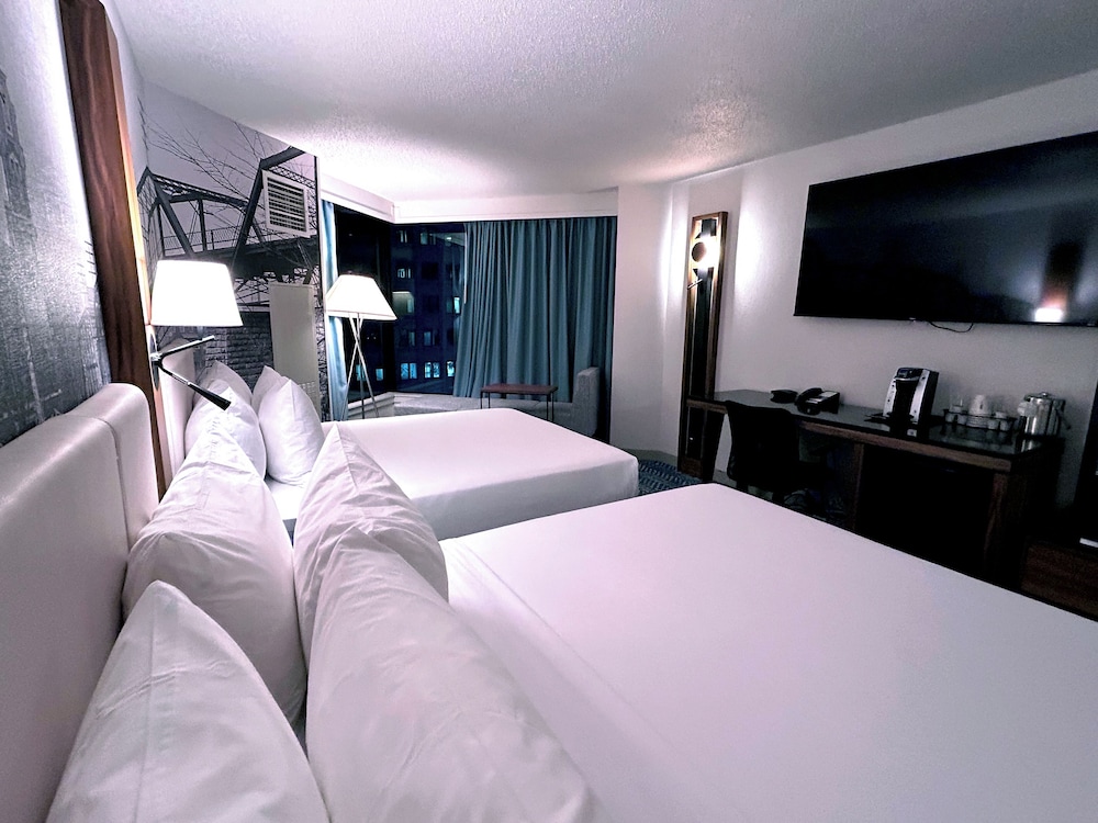 Fort Pontchartrain Detroit, a Wyndham Hotel — Hotel rooms in Detroit, Michigan