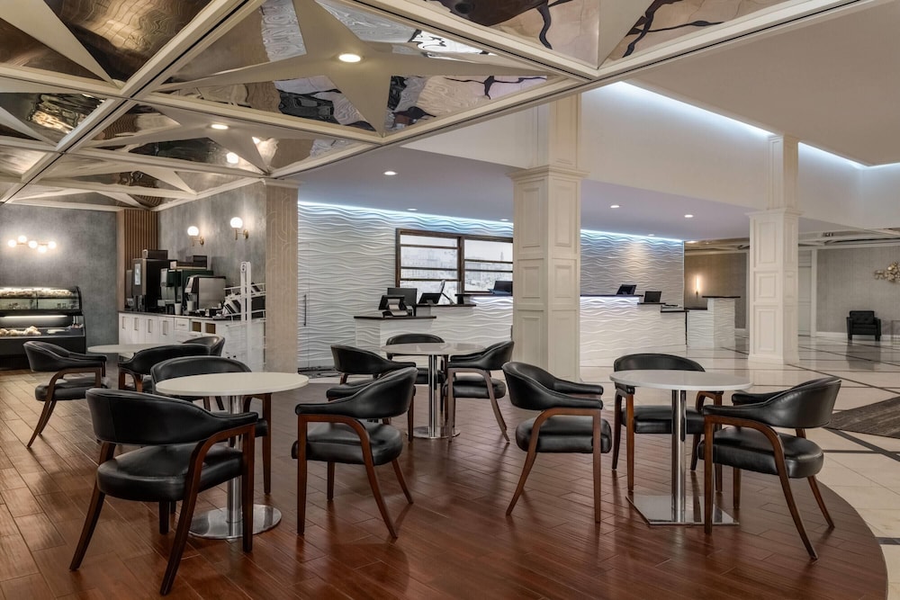 Fort Pontchartrain Detroit, a Wyndham Hotel — Restaurant & bars in Detroit, Michigan