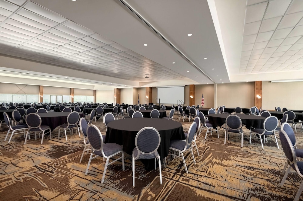 Fort Pontchartrain Detroit, a Wyndham Hotel — Hotel building in Detroit, Michigan