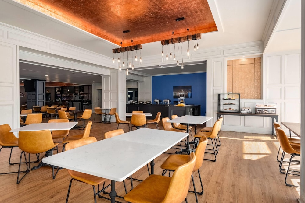 Fort Pontchartrain Detroit, a Wyndham Hotel — Restaurant & bars in Detroit, Michigan