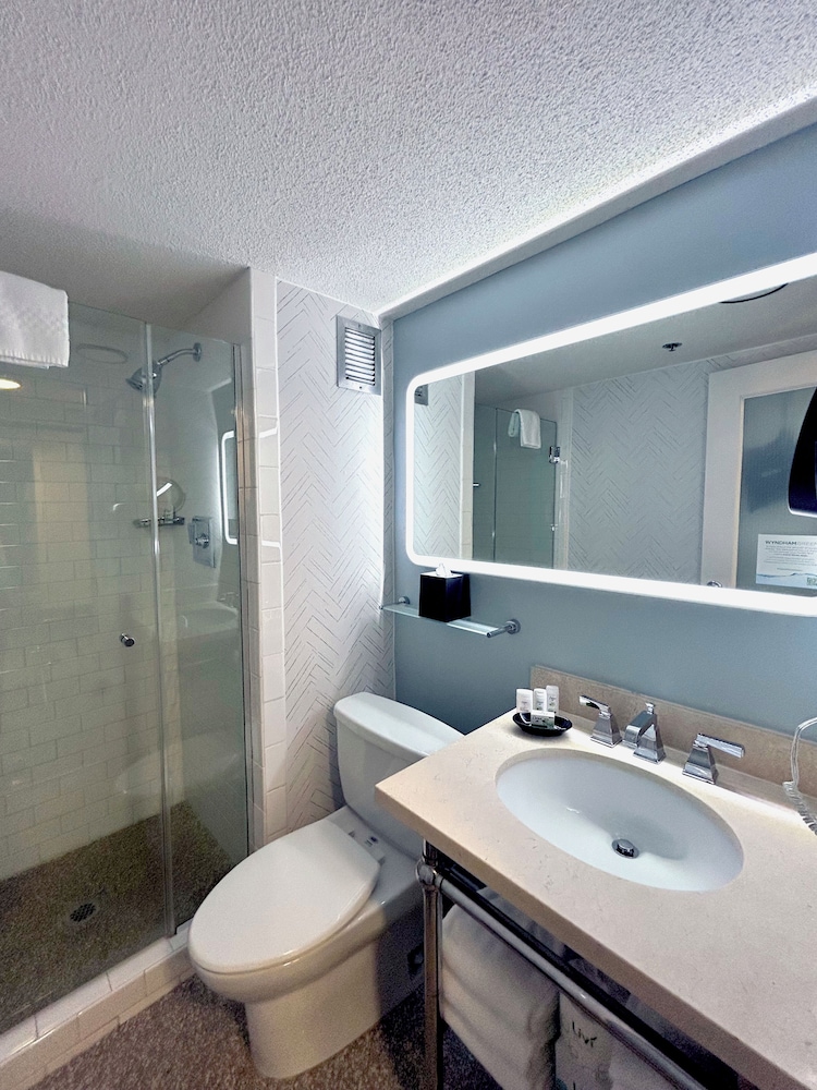 Fort Pontchartrain Detroit, a Wyndham Hotel — Hotel rooms in Detroit, Michigan