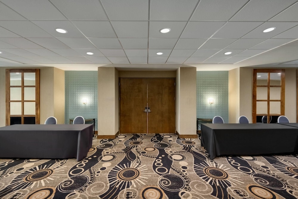 Fort Pontchartrain Detroit, a Wyndham Hotel — Hotel building in Detroit, Michigan
