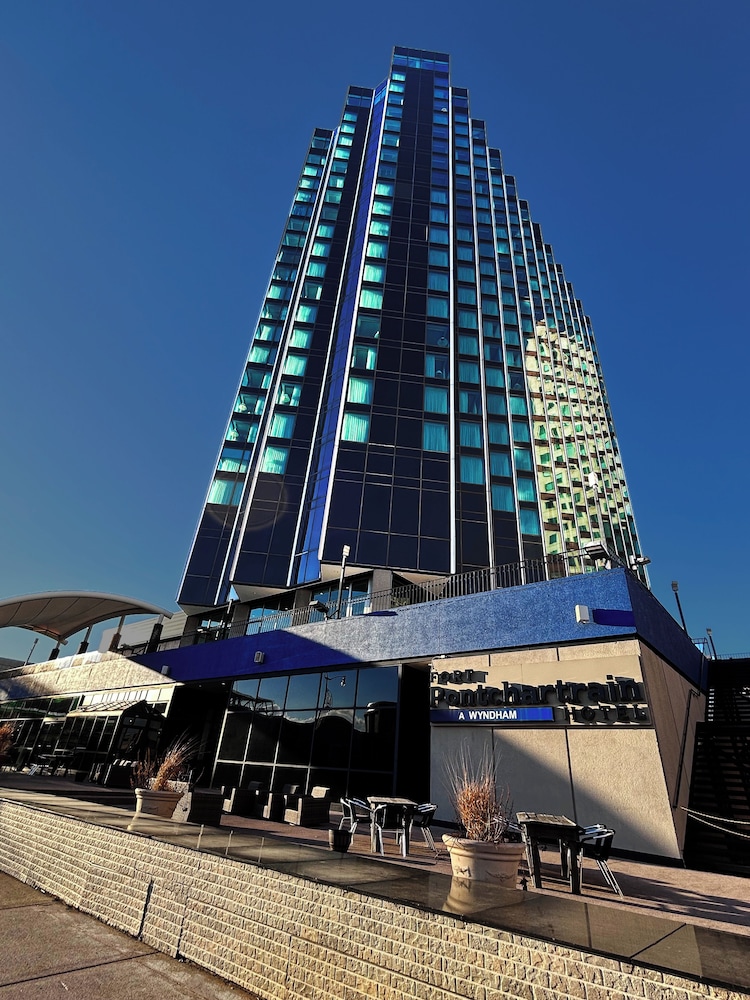 Fort Pontchartrain Detroit, a Wyndham Hotel — Hotel building in Detroit, Michigan