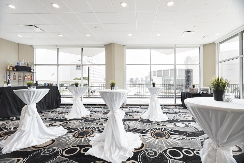 Fort Pontchartrain Detroit, a Wyndham Hotel — Restaurant & bars in Detroit, Michigan