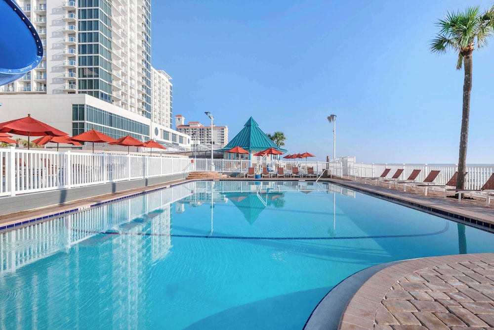 Hilton Vacation Club Daytona Beach Regency — Swimming pool in Daytona Beach, Florida