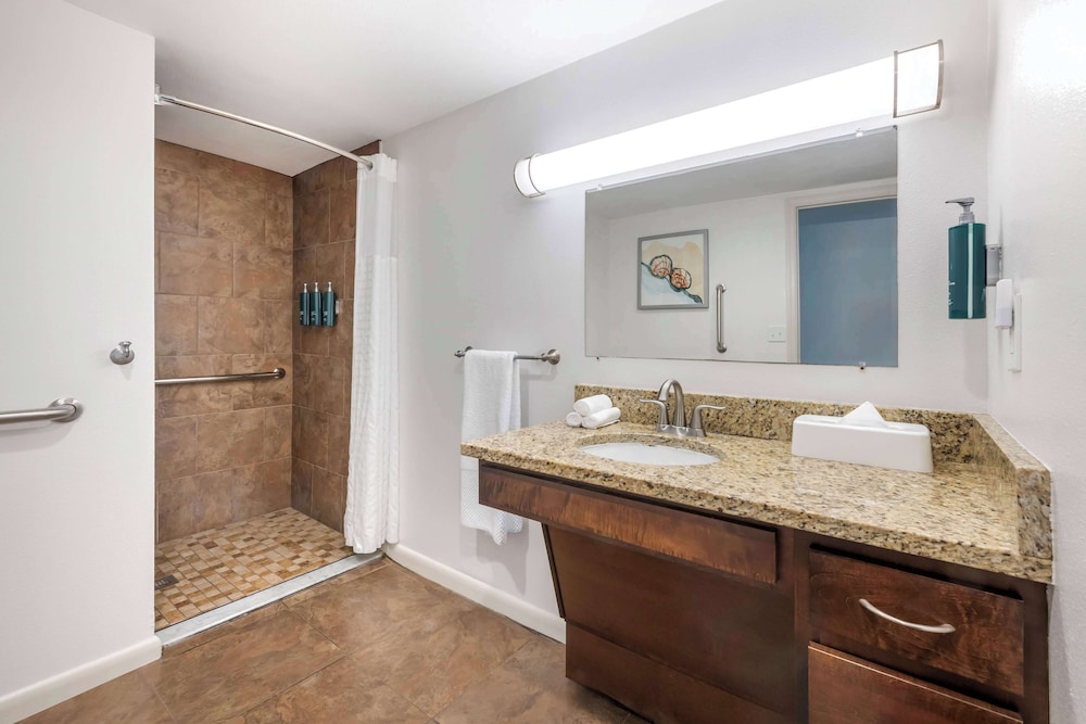 Hilton Vacation Club Daytona Beach Regency — Hotel rooms in Daytona Beach, Florida