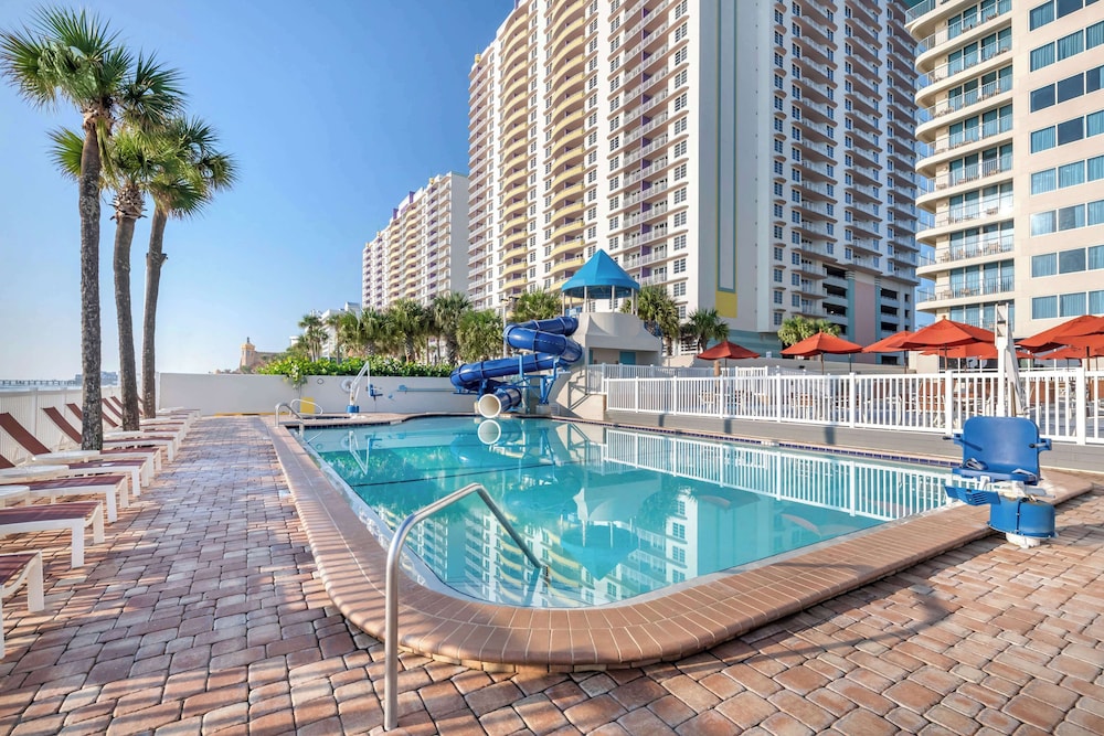 Hilton Vacation Club Daytona Beach Regency — Swimming pool in Daytona Beach, Florida