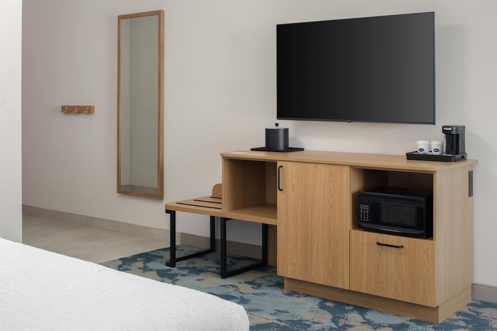 Hampton Inn by Hilton North Hollywood — Hotel rooms in North Hollywood, California