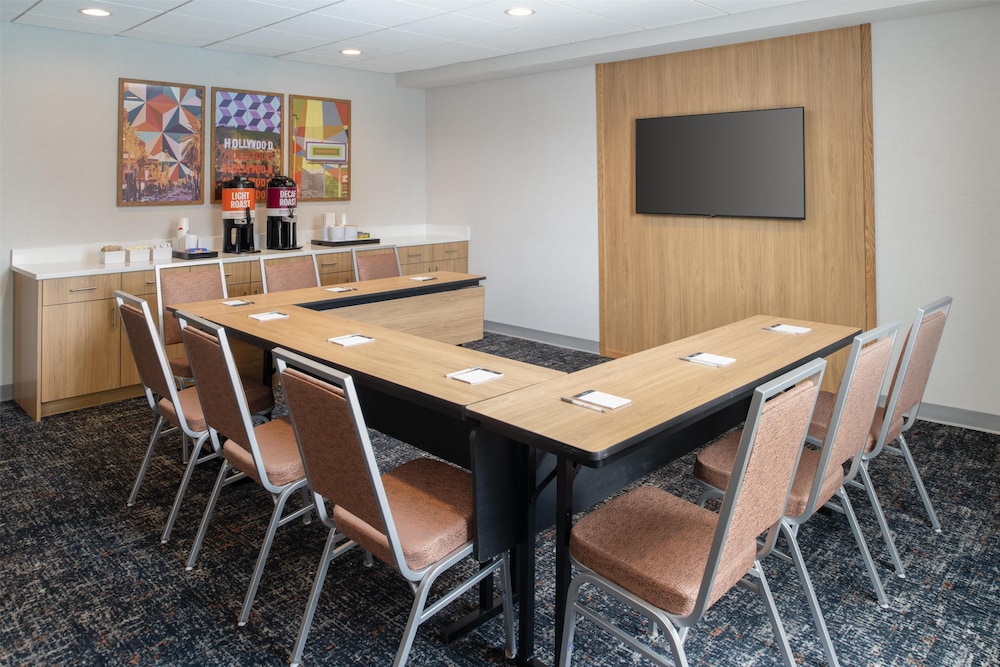 Hampton Inn by Hilton North Hollywood — Hotel building in North Hollywood, California