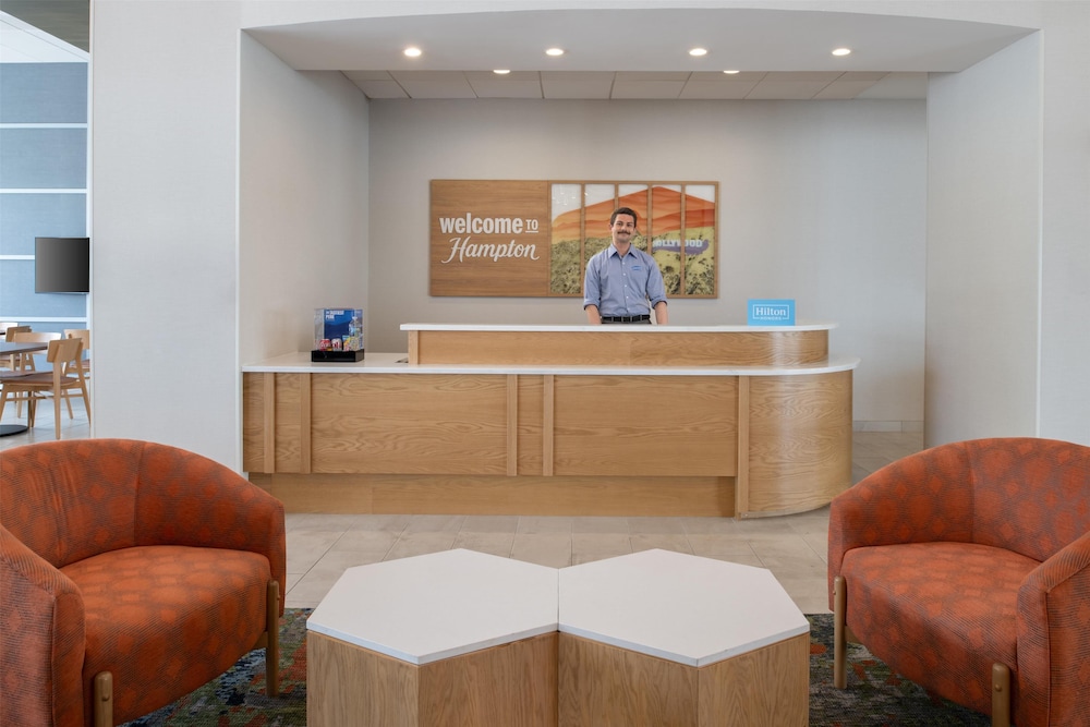 Hampton Inn by Hilton North Hollywood — Hotel building in North Hollywood, California
