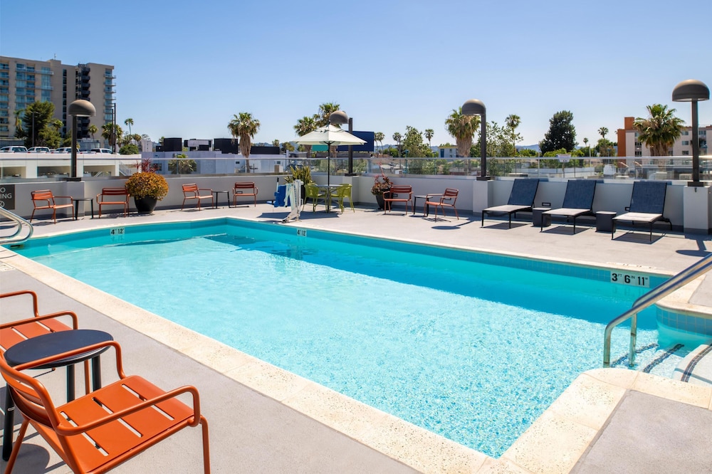 Hampton Inn by Hilton North Hollywood — Main photo in North Hollywood, California