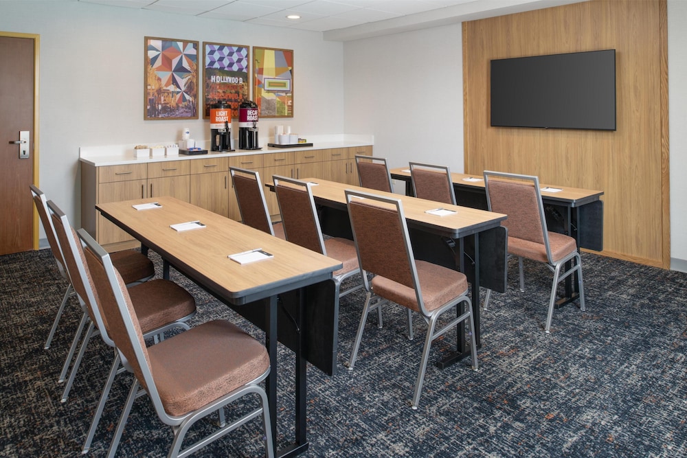 Hampton Inn by Hilton North Hollywood — Hotel rooms in North Hollywood, California
